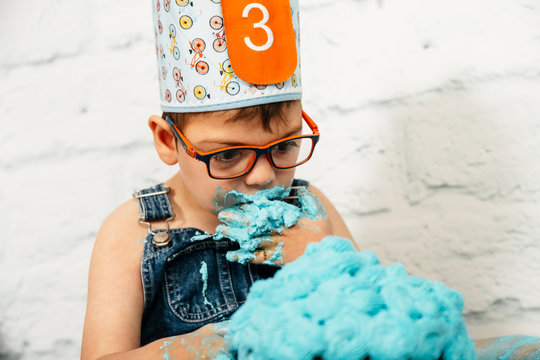 sesi&oacute;n smashcake, primer pastel de un ni&ntilde;o de 3 a&ntilde;os con pluri discapacidad. disfrutando muchismo mientras come y se ensucia de nata azul