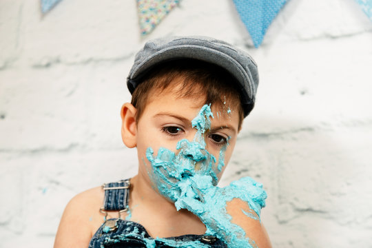 sesi&oacute;n smashcake, primer pastel de un ni&ntilde;o de 3 a&ntilde;os con pluri discapacidad. disfrutando muchismo mientras come y se ensucia de nata azul