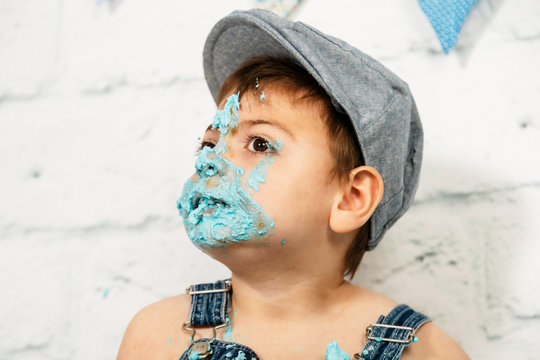 sesi&oacute;n smashcake, primer pastel de un ni&ntilde;o de 3 a&ntilde;os con pluri discapacidad. disfrutando muchismo mientras come y se ensucia de nata azul