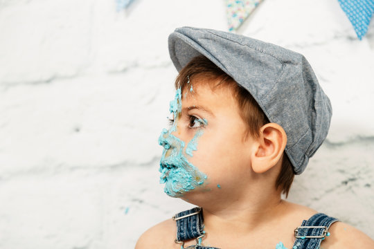 sesi&oacute;n smashcake, primer pastel de un ni&ntilde;o de 3 a&ntilde;os con pluri discapacidad. disfrutando muchismo mientras come y se ensucia de nata azul