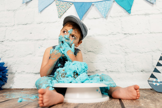 sesi&oacute;n smashcake, primer pastel de un ni&ntilde;o de 3 a&ntilde;os con pluri discapacidad. disfrutando muchismo mientras come y se ensucia de nata azul