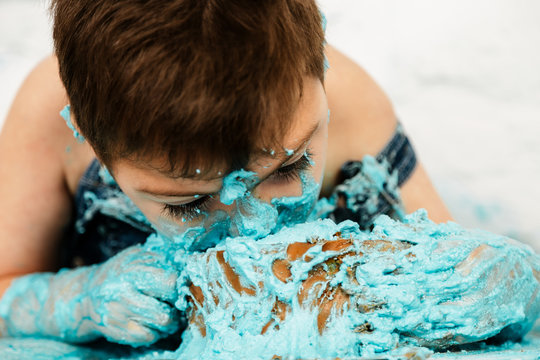 sesi&oacute;n smashcake, primer pastel de un ni&ntilde;o de 3 a&ntilde;os con pluri discapacidad. disfrutando muchismo mientras come y se ensucia de nata azul