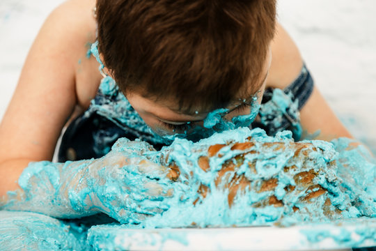sesi&oacute;n smashcake, primer pastel de un ni&ntilde;o de 3 a&ntilde;os con pluri discapacidad. disfrutando muchismo mientras come y se ensucia de nata azul