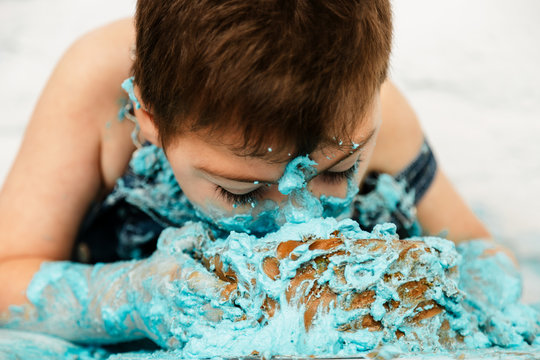 sesi&oacute;n smashcake, primer pastel de un ni&ntilde;o de 3 a&ntilde;os con pluri discapacidad. disfrutando muchismo mientras come y se ensucia de nata azul