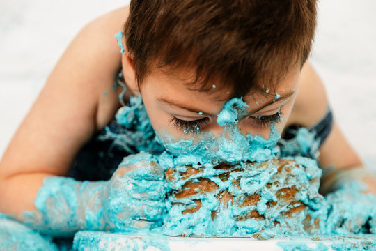 sesi&oacute;n smashcake, primer pastel de un ni&ntilde;o de 3 a&ntilde;os con pluri discapacidad. disfrutando muchismo mientras come y se ensucia de nata azul