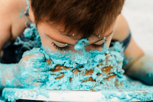 sesi&oacute;n smashcake, primer pastel de un ni&ntilde;o de 3 a&ntilde;os con pluri discapacidad. disfrutando muchismo mientras come y se ensucia de nata azul