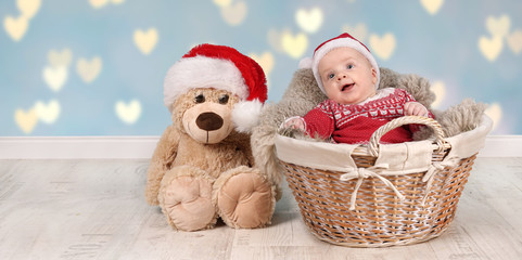 lachendes Baby mit Weihnachtsteddy