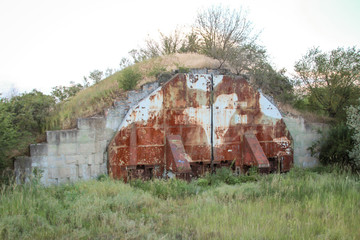 ein alter Bunker der Sowjetischen Armee für Flugzeuge