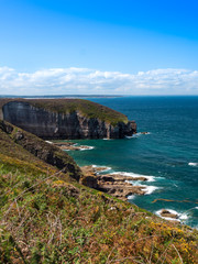 Obraz premium A scenic view of the cliffs on a coast of the Atlantic ocean.