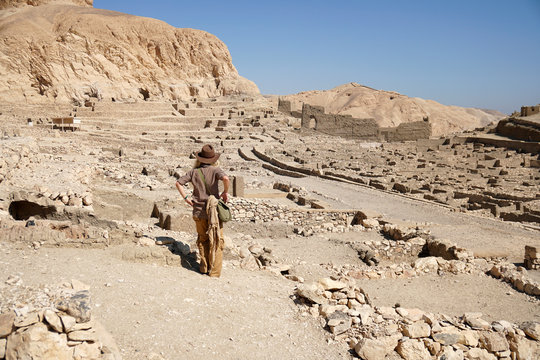 blonde Frau als Tourist in &Auml;gypten blickt auf die Stadt der Arbeiter, Deir el-Medina in Luxor