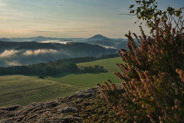 Faszinierende, beeindruckende Morgenstimmung mit Nebel über den Elbe, Täler im Nationalpark...
