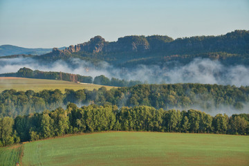 Faszinierende, beeindruckende Morgenstimmung mit Nebel über den Elbe, Täler im Nationalpark...