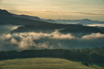 Faszinierende, beeindruckende Morgenstimmung mit Nebel über den Elbe, Täler im Nationalpark...