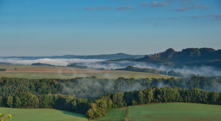 Faszinierende, beeindruckende Morgenstimmung mit Nebel über den Elbe, Täler im Nationalpark...