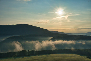 Faszinierende, beeindruckende Morgenstimmung mit Nebel über den Elbe, Täler im Nationalpark...