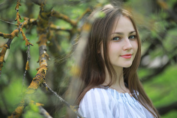 Naklejka premium A girl in a spring green park