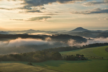 Faszinierende, beeindruckende Morgenstimmung mit Nebel über den Elbe, Täler im Nationalpark...