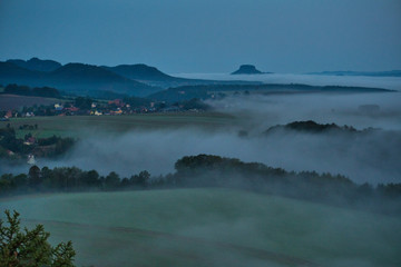 Faszinierende, beeindruckende Morgenstimmung mit Nebel über den Elbe, Täler im Nationalpark Sächsische Schweiz. Blick von der Kaiserkrone auf Zirkelstein, Rosenberg, Schrammsteine bis Lilienstein.