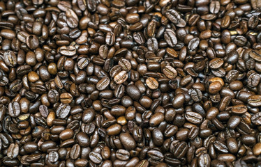 Draufsicht auf einen großen Haufen von Kaffeebohnen - selektiver Fokus, wenig TiefenschÃ¤rfe