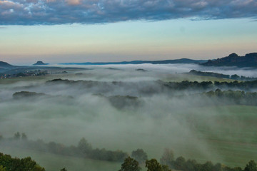 Faszinierende, beeindruckende Morgenstimmung mit Nebel über den Elbe, Täler im Nationalpark Sächsische Schweiz. Blick von der Kaiserkrone auf Zirkelstein, Rosenberg, Schrammsteine bis Lilienstein.