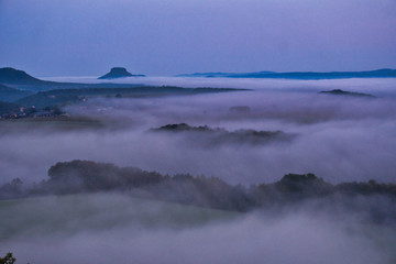 Faszinierende, beeindruckende Morgenstimmung mit Nebel über den Elbe, Täler im Nationalpark Sächsische Schweiz. Blick von der Kaiserkrone auf Zirkelstein, Rosenberg, Schrammsteine bis Lilienstein.