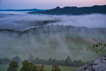 Faszinierende, beeindruckende Morgenstimmung mit Nebel über den Elbe, Täler im Nationalpark Sächsische Schweiz. Blick von der Kaiserkrone auf Zirkelstein, Rosenberg, Schrammsteine bis Lilienstein.