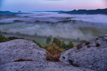 Faszinierende, beeindruckende Morgenstimmung mit Nebel über den Elbe, Täler im Nationalpark Sächsische Schweiz. Blick von der Kaiserkrone auf Zirkelstein, Rosenberg, Schrammsteine bis Lilienstein.