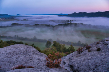 Faszinierende, beeindruckende Morgenstimmung mit Nebel über den Elbe, Täler im Nationalpark Sächsische Schweiz. Blick von der Kaiserkrone auf Zirkelstein, Rosenberg, Schrammsteine bis Lilienstein.