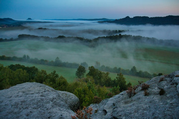 Faszinierende, beeindruckende Morgenstimmung mit Nebel über den Elbe, Täler im Nationalpark Sächsische Schweiz. Blick von der Kaiserkrone auf Zirkelstein, Rosenberg, Schrammsteine bis Lilienstein.
