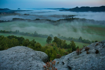 Faszinierende, beeindruckende Morgenstimmung mit Nebel über den Elbe, Täler im Nationalpark Sächsische Schweiz. Blick von der Kaiserkrone auf Zirkelstein, Rosenberg, Schrammsteine bis Lilienstein.