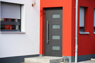 Obraz na płótnie Canvas Moderne neue, anthrazitfarbenene Haustür