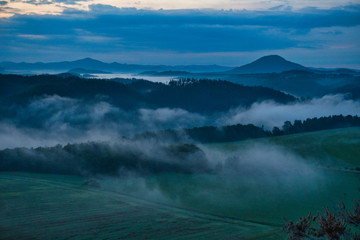 Faszinierende, beeindruckende Morgenstimmung mit Nebel über den Elbe, Täler im Nationalpark Sächsische Schweiz. Blick von der Kaiserkrone auf Zirkelstein, Rosenberg, Schrammsteine bis Lilienstein.