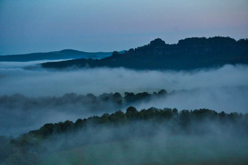 Faszinierende, beeindruckende Morgenstimmung mit Nebel über den Elbe, Täler im Nationalpark Sächsische Schweiz. Blick von der Kaiserkrone auf Zirkelstein, Rosenberg, Schrammsteine bis Lilienstein.