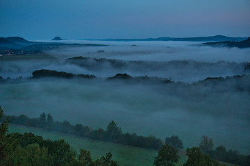 Faszinierende, beeindruckende Morgenstimmung mit Nebel über den Elbe, Täler im Nationalpark Sächsische Schweiz. Blick von der Kaiserkrone auf Zirkelstein, Rosenberg, Schrammsteine bis Lilienstein.