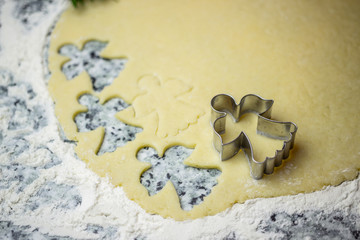 Teig mit Engelsform ausstechen für himmlische Plätzchen. Leckere Weihnachtskekse