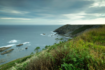 Vista de Cabo Vidio con su faro en Cudillero, Asurias, España. 