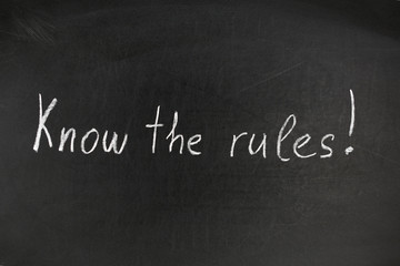 Obraz premium Writing 'Know the Rules' on chalkboard