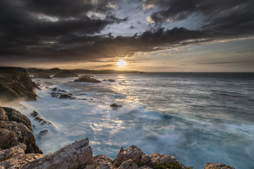 Obraz premium Colorful autumn sunset on the Cantabrian coast!