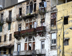 Völlig durchlöcherte Fassade eine Wohnhauses in Beirut