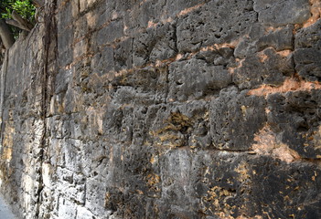 Natursteinmauer mit deutlichen Kriegsspuren