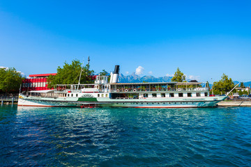 Naklejka premium Cruise boat in Thun, Switzerland