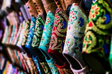 Zelfklevend Fotobehang Met de hand gemaakte pantoffels (babouche) in markt van Marokko. © Antonio