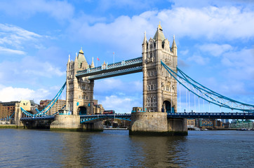 Obraz na płótnie Canvas Tower Bridge and red bus