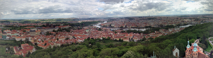 Fototapeta na wymiar panoramic scene of Prague in the sommer.j