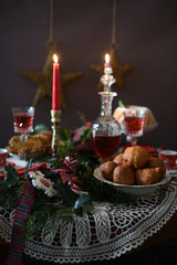  Baked turkey or chicken. The Christmas table is served with a turkey, decorated with fruits, salad and nuts. Fried chicken, table. Christmas dinner.