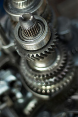 Zesp&oacute;ł k&oacute;ł zębatych osadzonych na wałkach. Koła zębate, tryby, mechanizm manualnej skrzyni bieg&oacute;w od samochodu.
