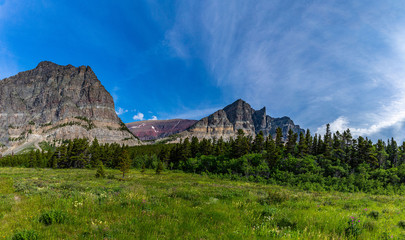 Obraz premium Altyn Peak and Apikuni Mountain