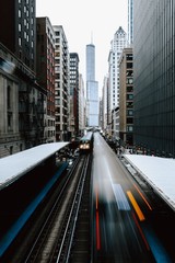 Der Zug fährt durch die Gebäude von New York City, USA