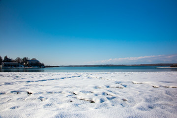 雪とイシククル湖