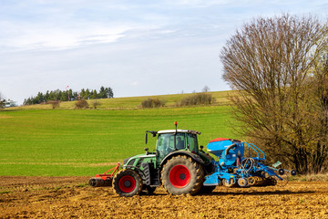 Bauer pflügt mit dem Traktor einen Acker 